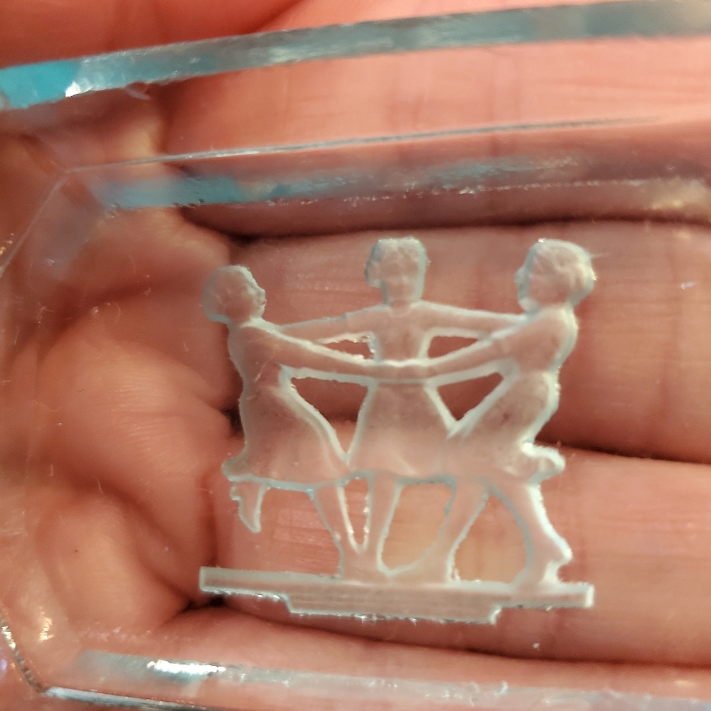 2 vintage '30s pressed glass ashtrays/salt cellars with etched child motif - Picture 5 of 14